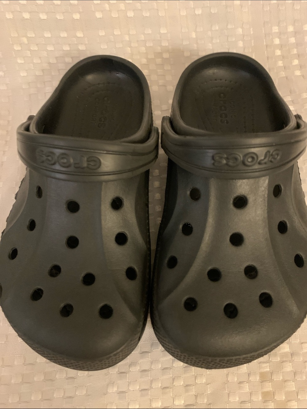 CROCS Kids Classic Clog in Black, size J 2.